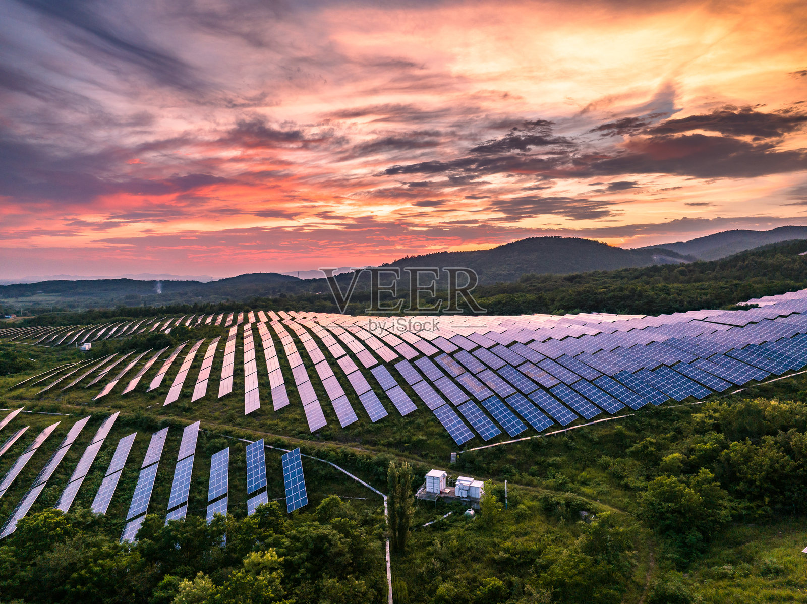 航拍山坡上光伏太阳能发电站照片摄影图片