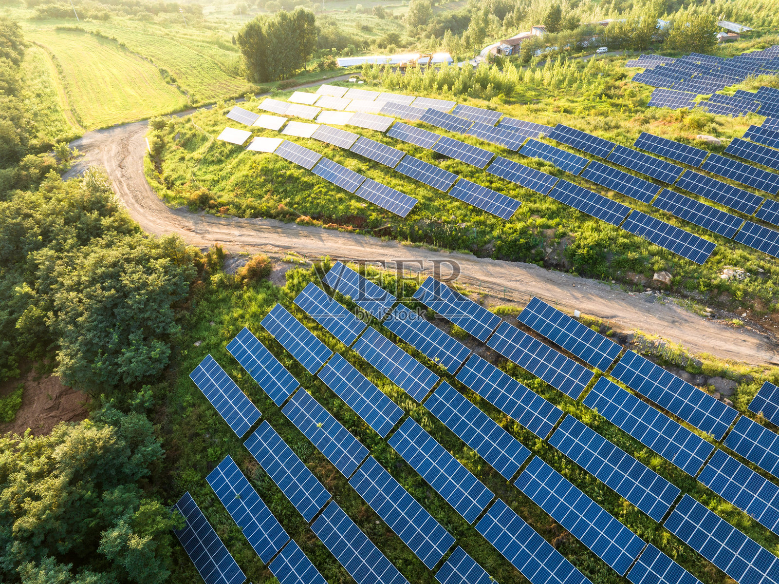 航拍山坡上光伏太阳能发电站照片摄影图片