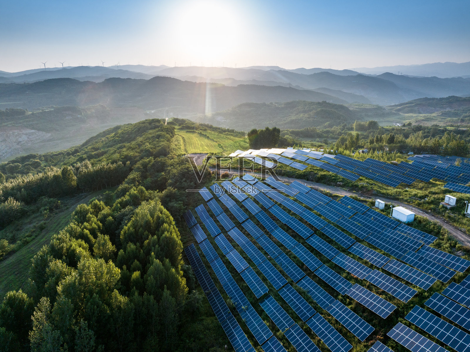 航拍山坡上光伏太阳能发电站照片摄影图片