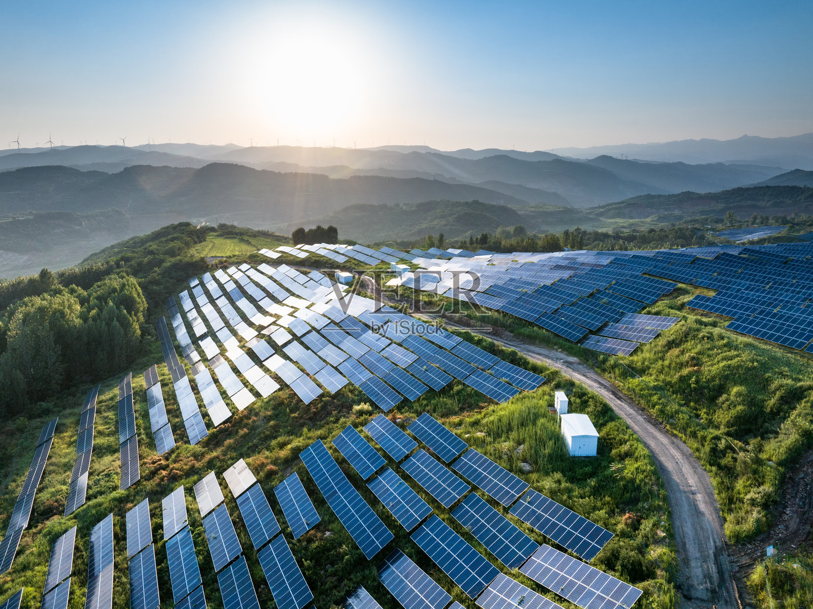 航拍山坡上光伏太阳能发电站照片摄影图片