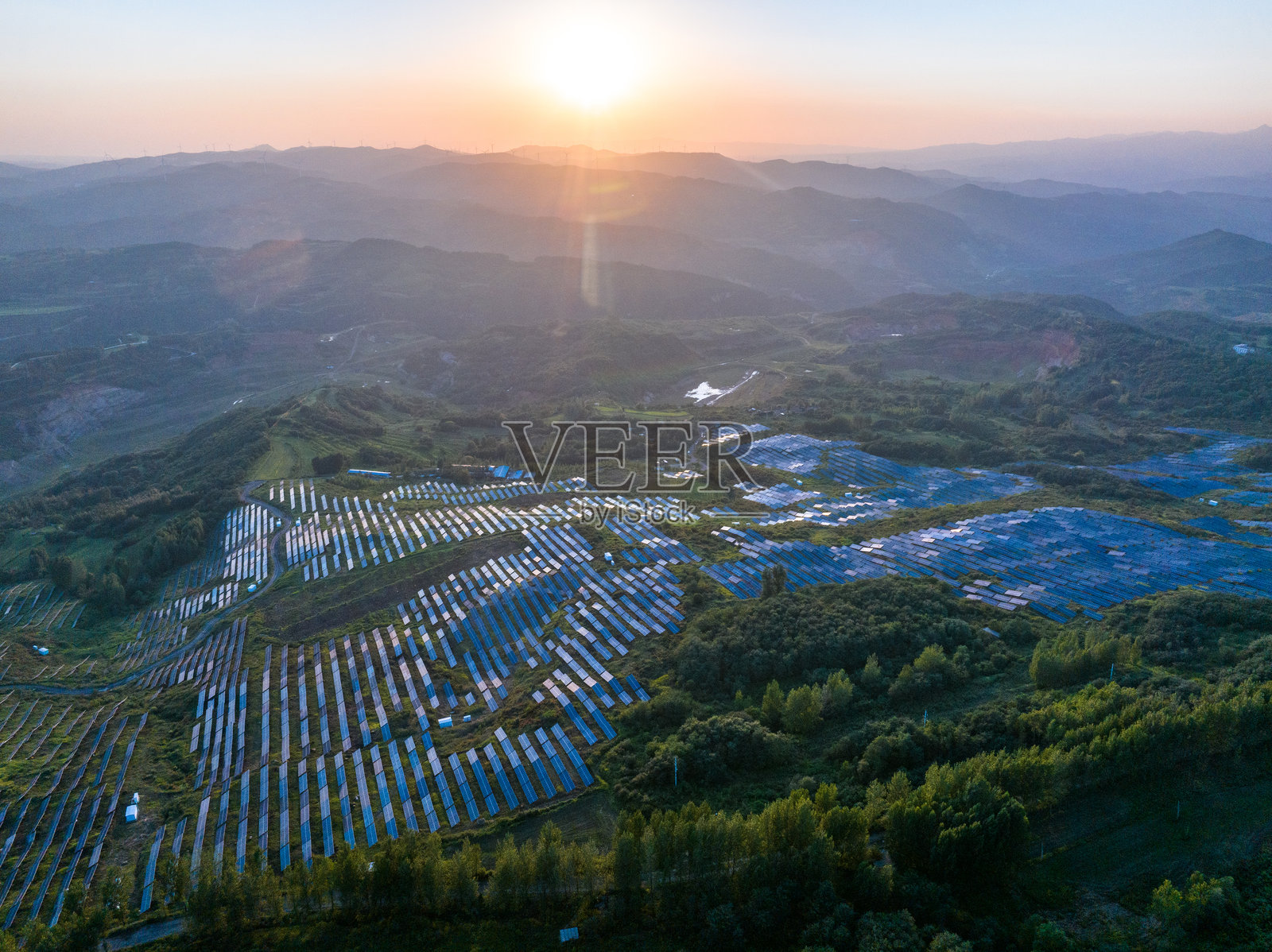航拍山坡上光伏太阳能发电站照片摄影图片