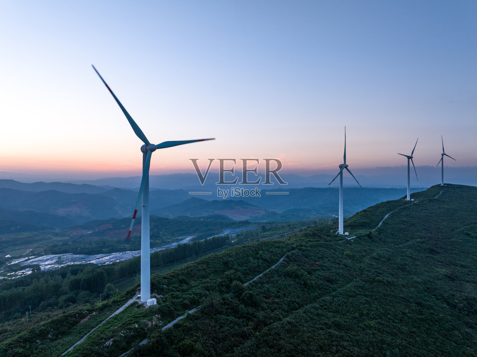 山上风力发电场照片摄影图片