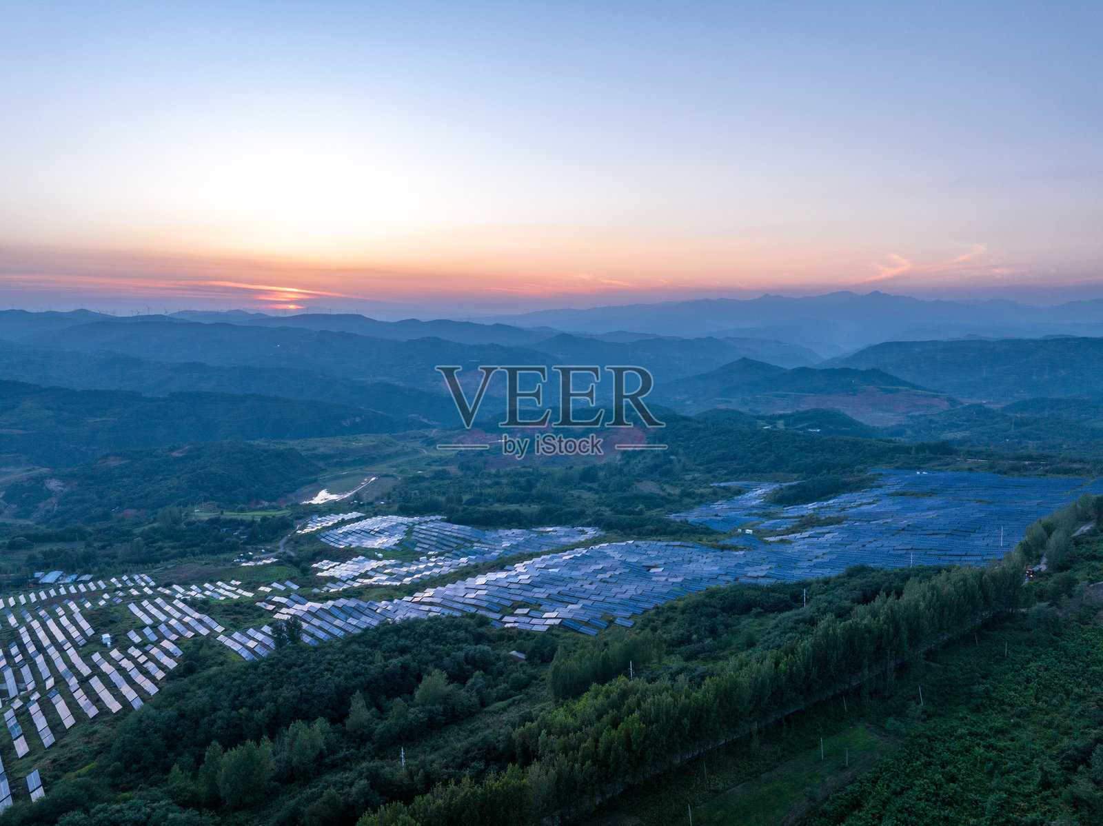 航拍山坡上光伏太阳能发电站照片摄影图片