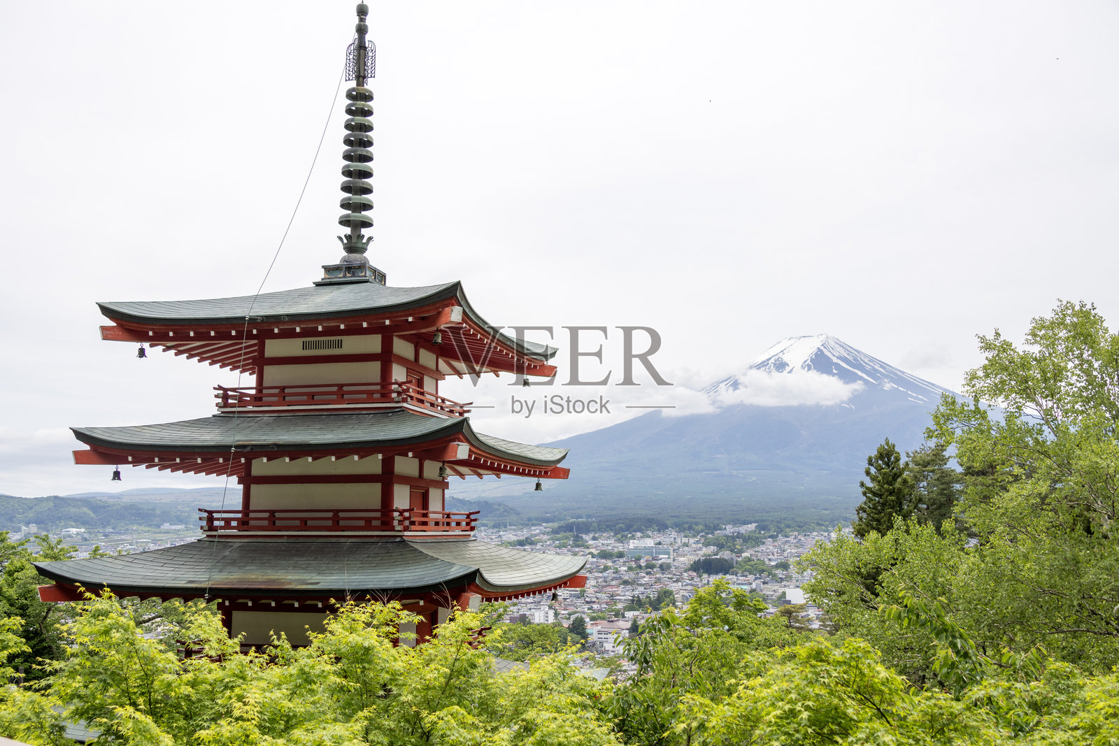 日本荒山仙根公园的富士山和Chureito塔照片摄影图片