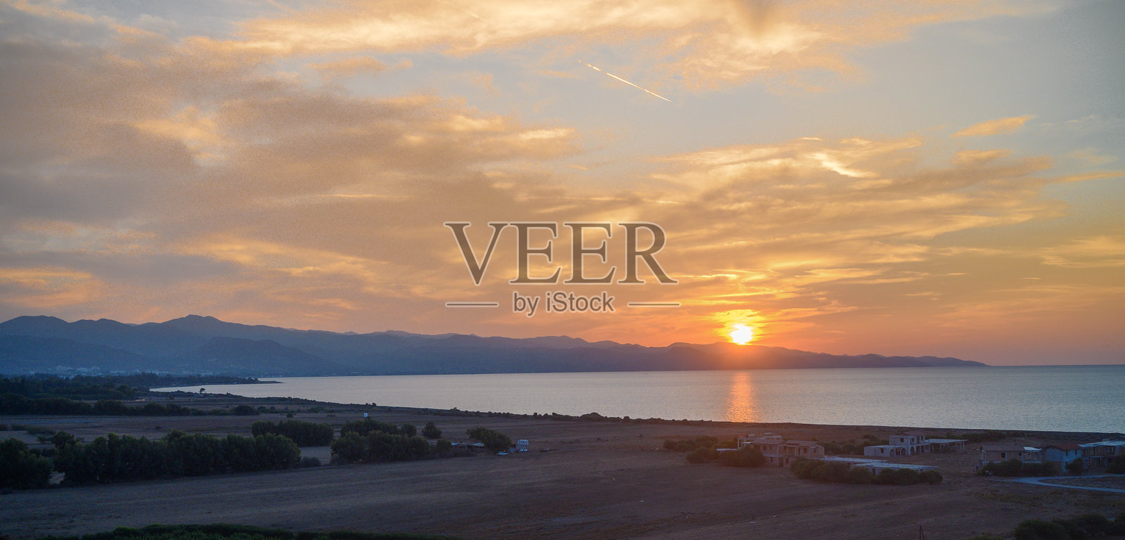 延长曝光捕捉日落之美。照片摄影图片