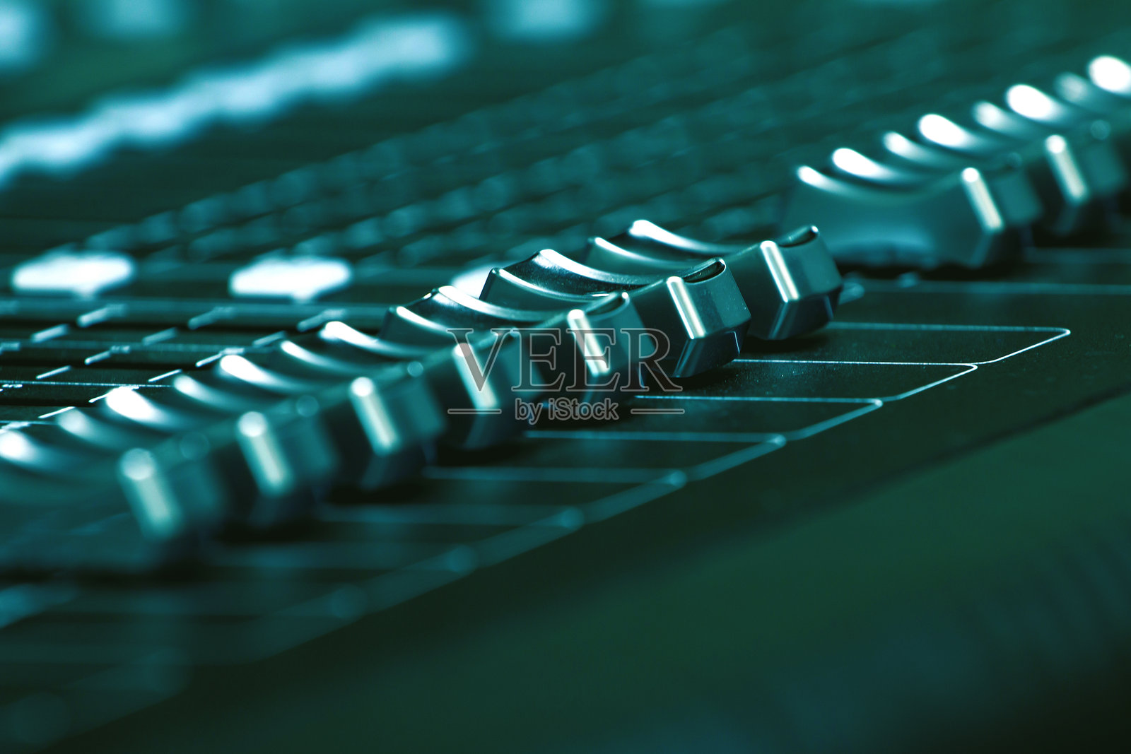 数字混频器音量滑动专业数字音频系统。照片摄影图片