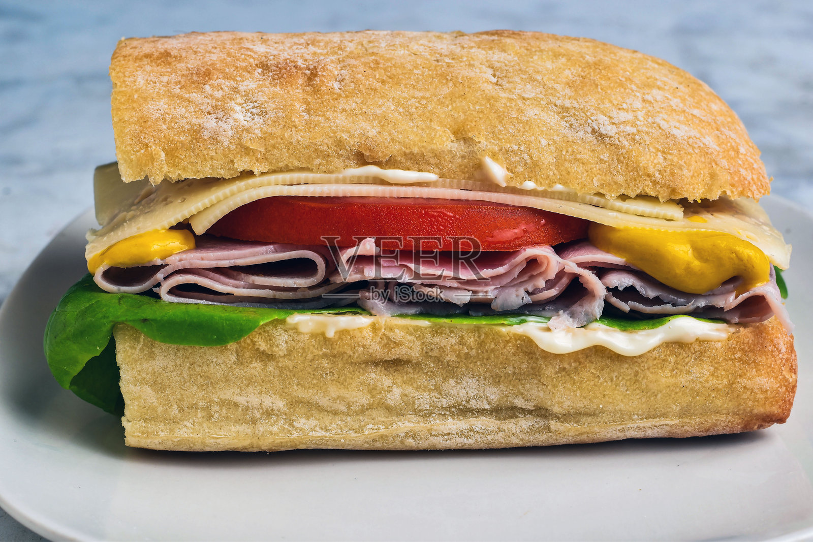 火腿三明治配生菜、西红柿和奶酪照片摄影图片