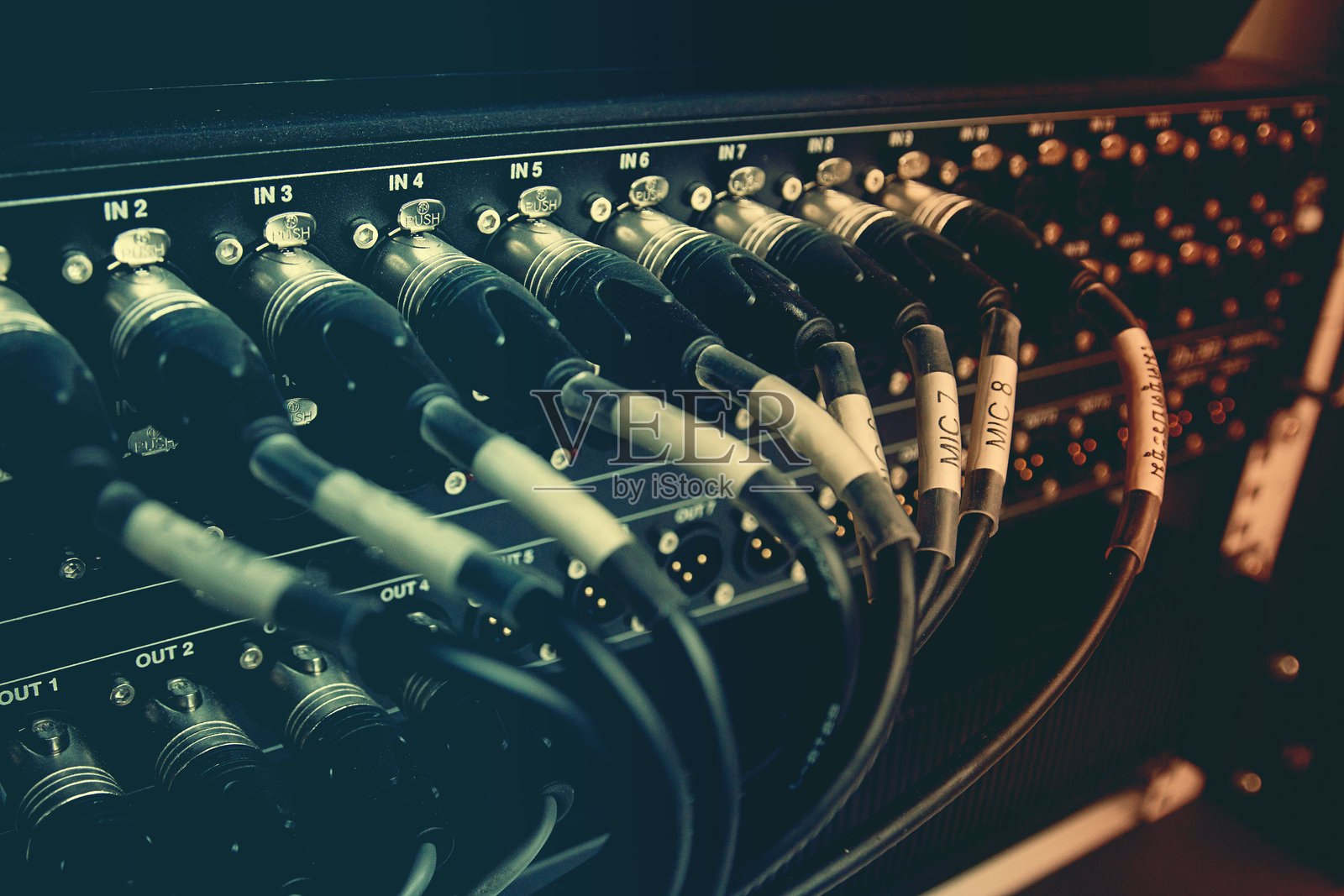 前置放大器输入的XLR插孔照片摄影图片