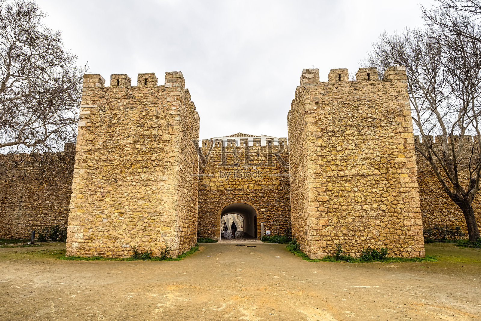 葡萄牙阿尔加维拉各斯总督城堡的入口拱门。照片摄影图片