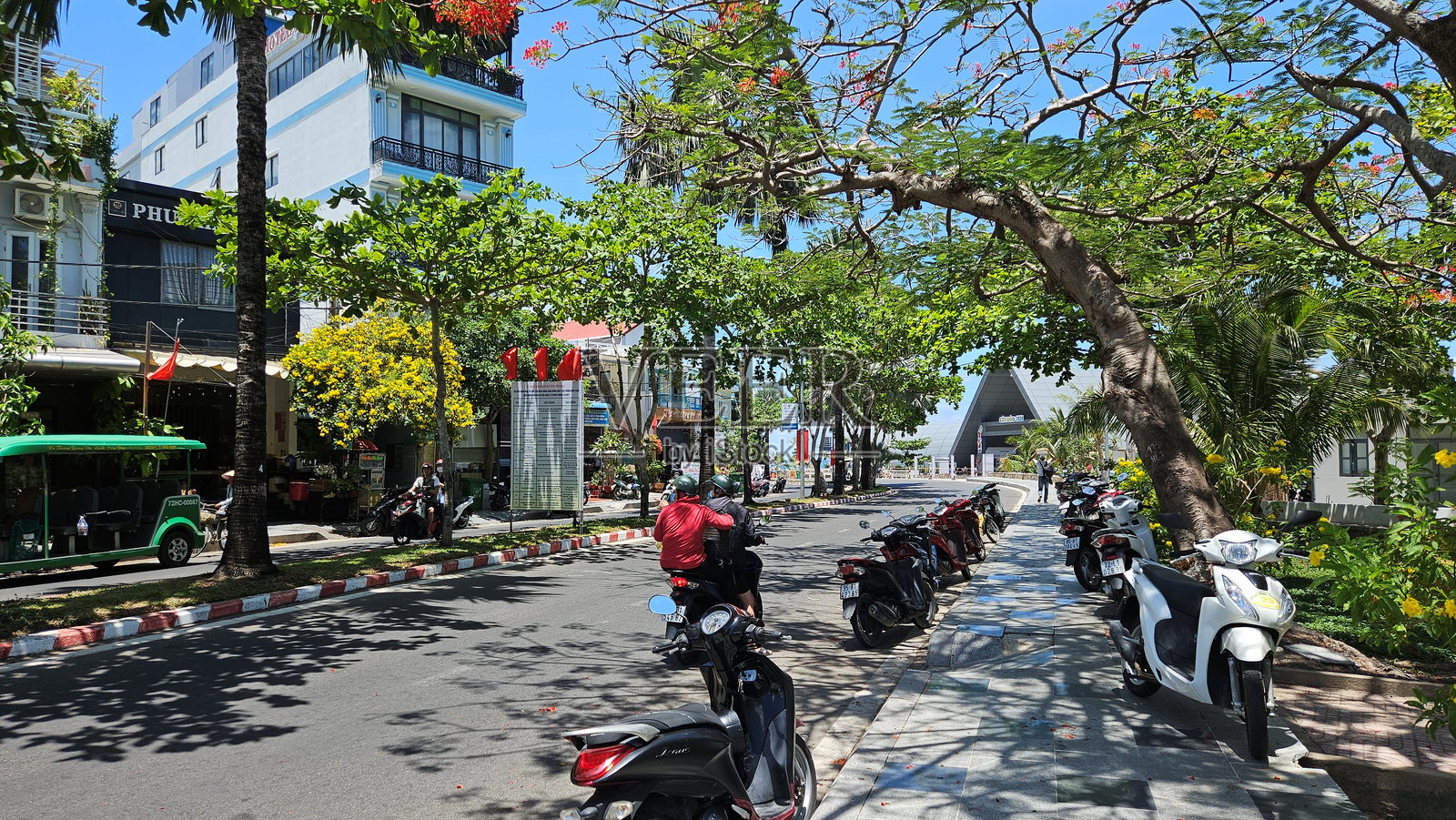 越南昆岛的街头摩托车照片摄影图片