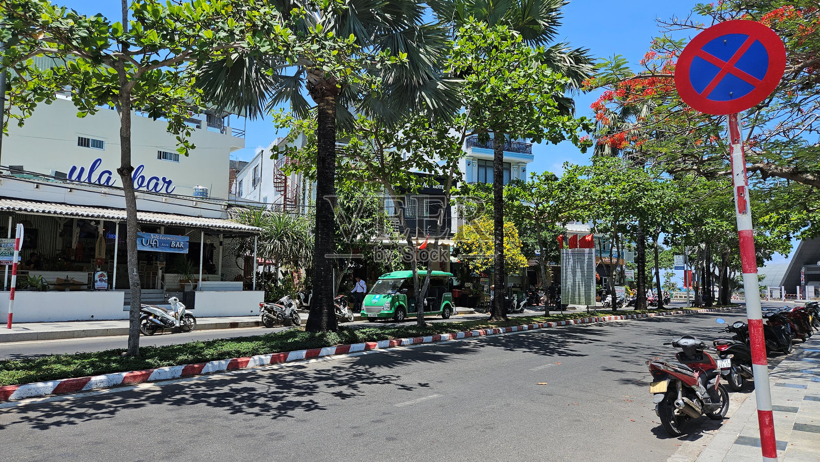 上午，电动旅游车行驶在越南Con Dao岛的街道上，被称为Con son岛。照片摄影图片