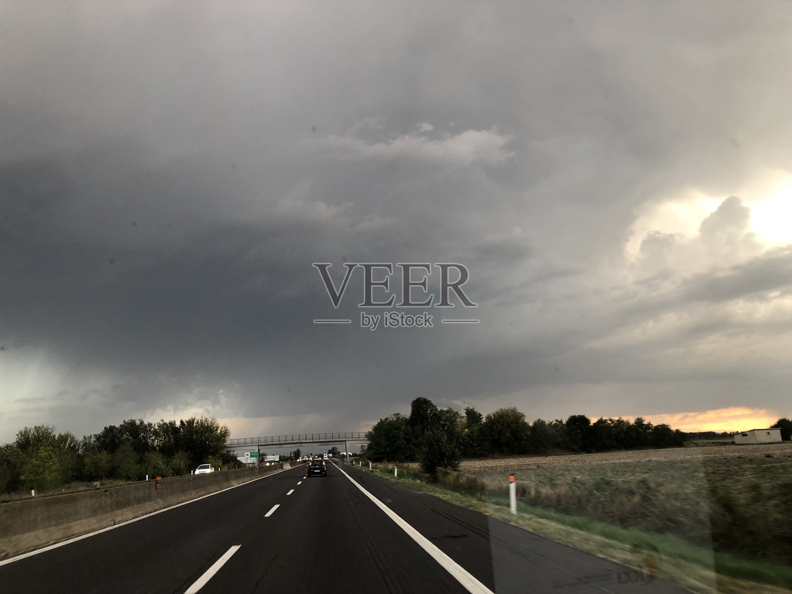 意大利中部多云天气。照片摄影图片