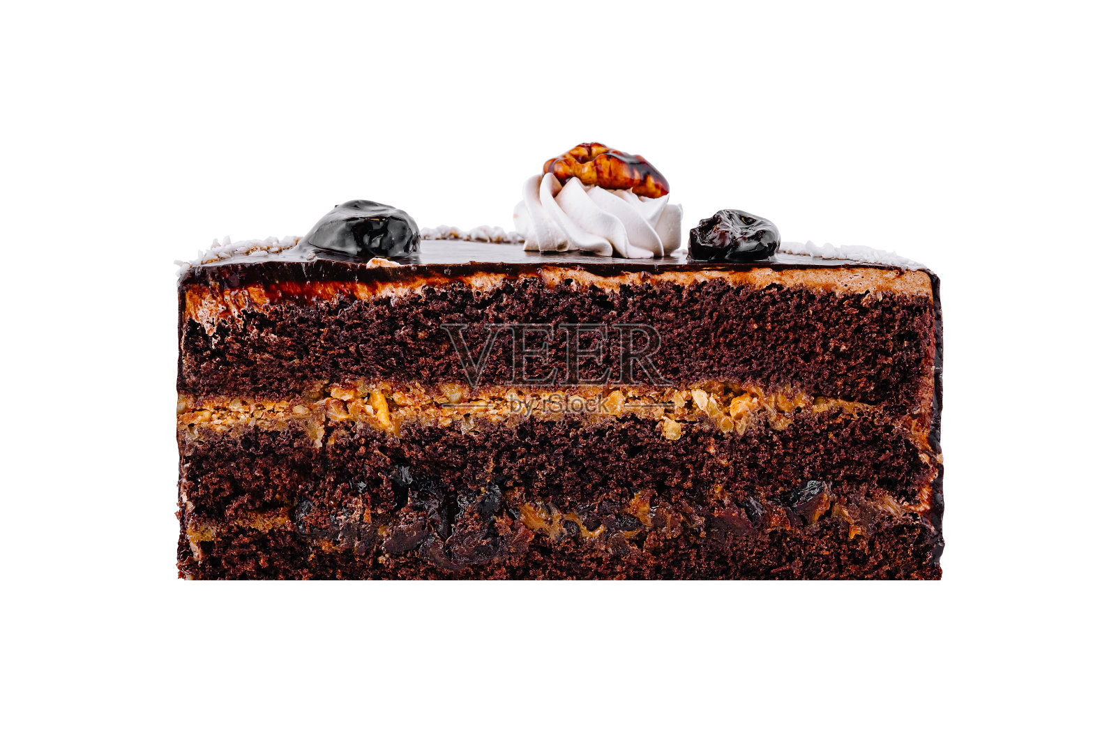 用西梅和山核桃装饰的美味巧克力蛋糕照片摄影图片