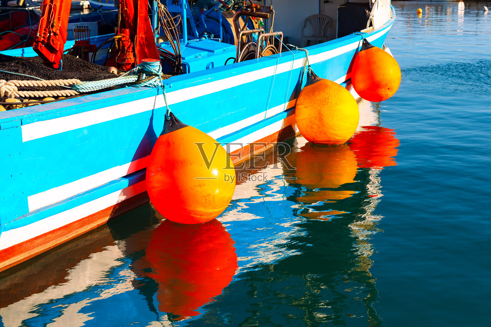 装有亮橙色浮标的船照片摄影图片
