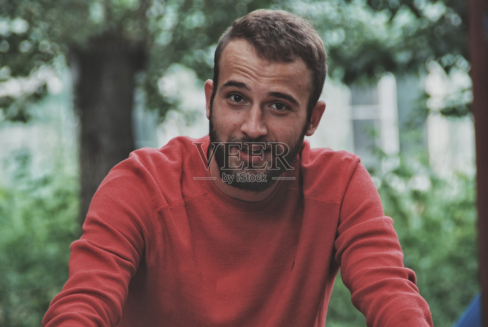 微笑的中年男子肖像照片摄影图片