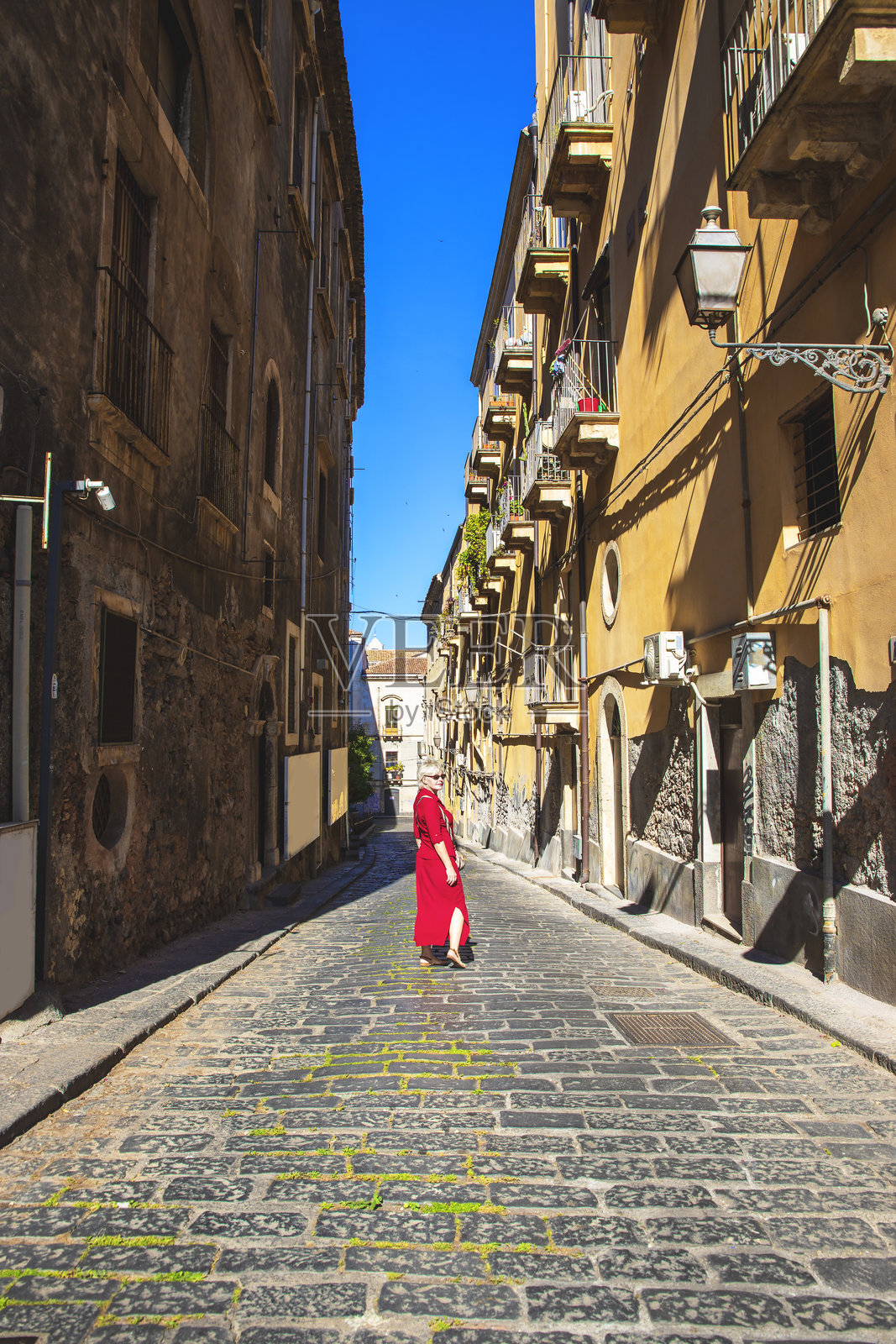 卡塔尼亚街上的老年女旅客照片摄影图片