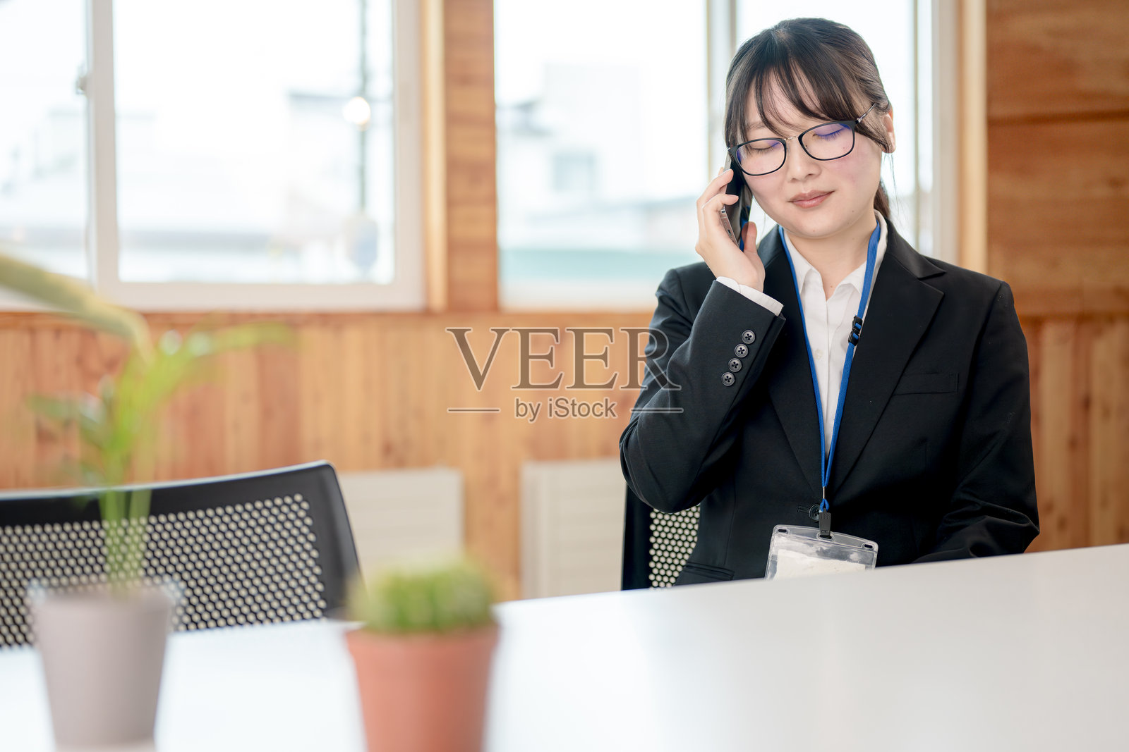 拿着电话的女人照片摄影图片