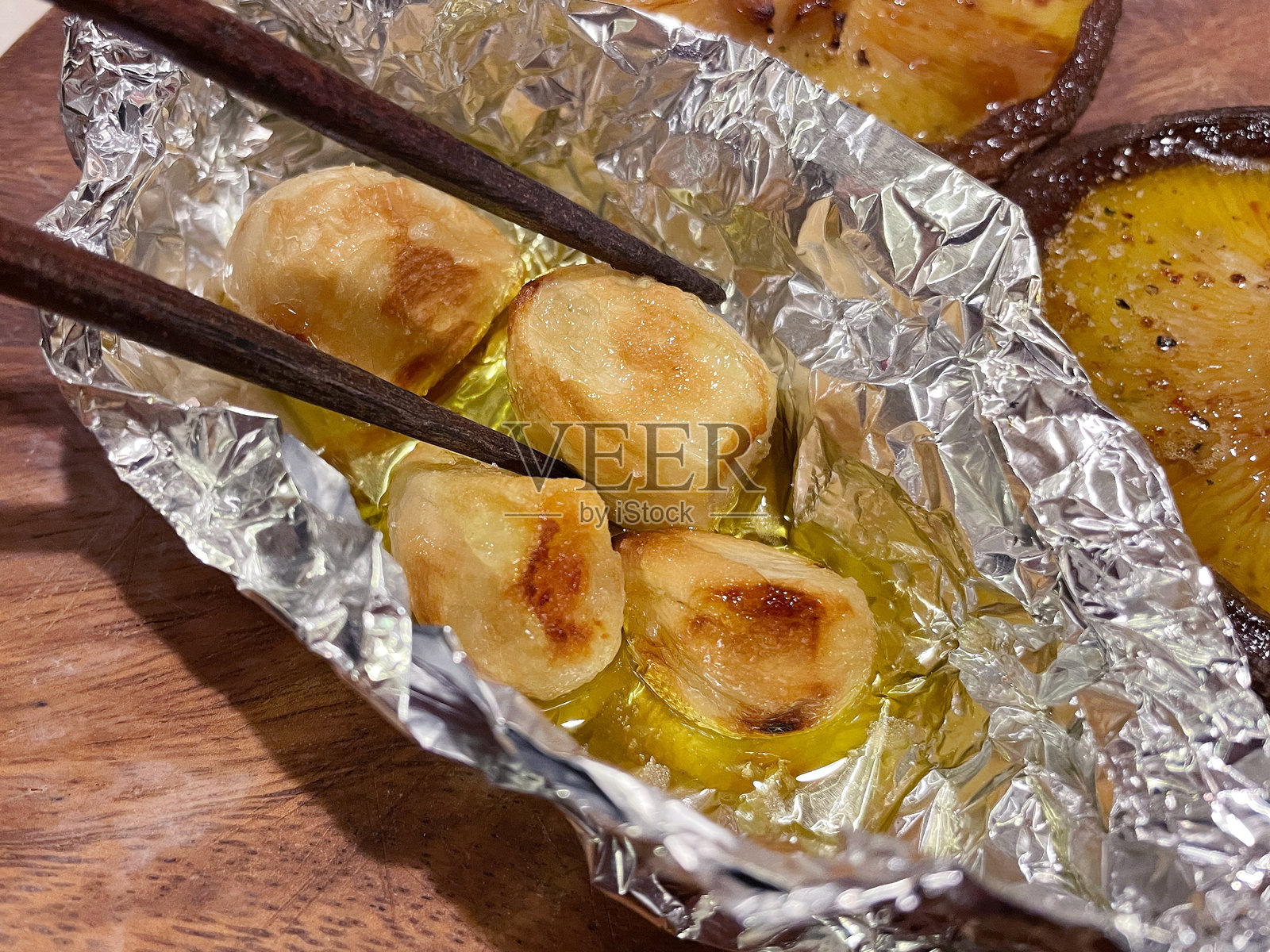 青森县Takko镇的锡箔烤蒜照片摄影图片