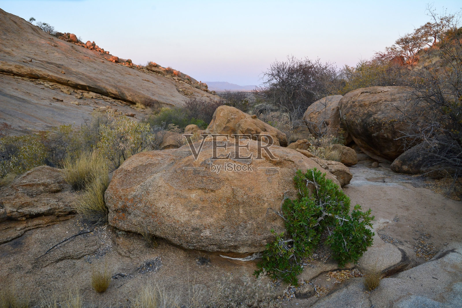 山间峡谷中山坡上的大石头照片摄影图片