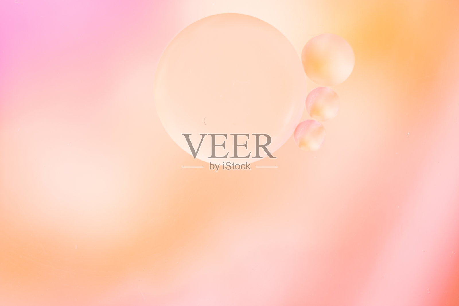 微距照片的桃子模糊油泡沫对软模糊的背景。照片摄影图片