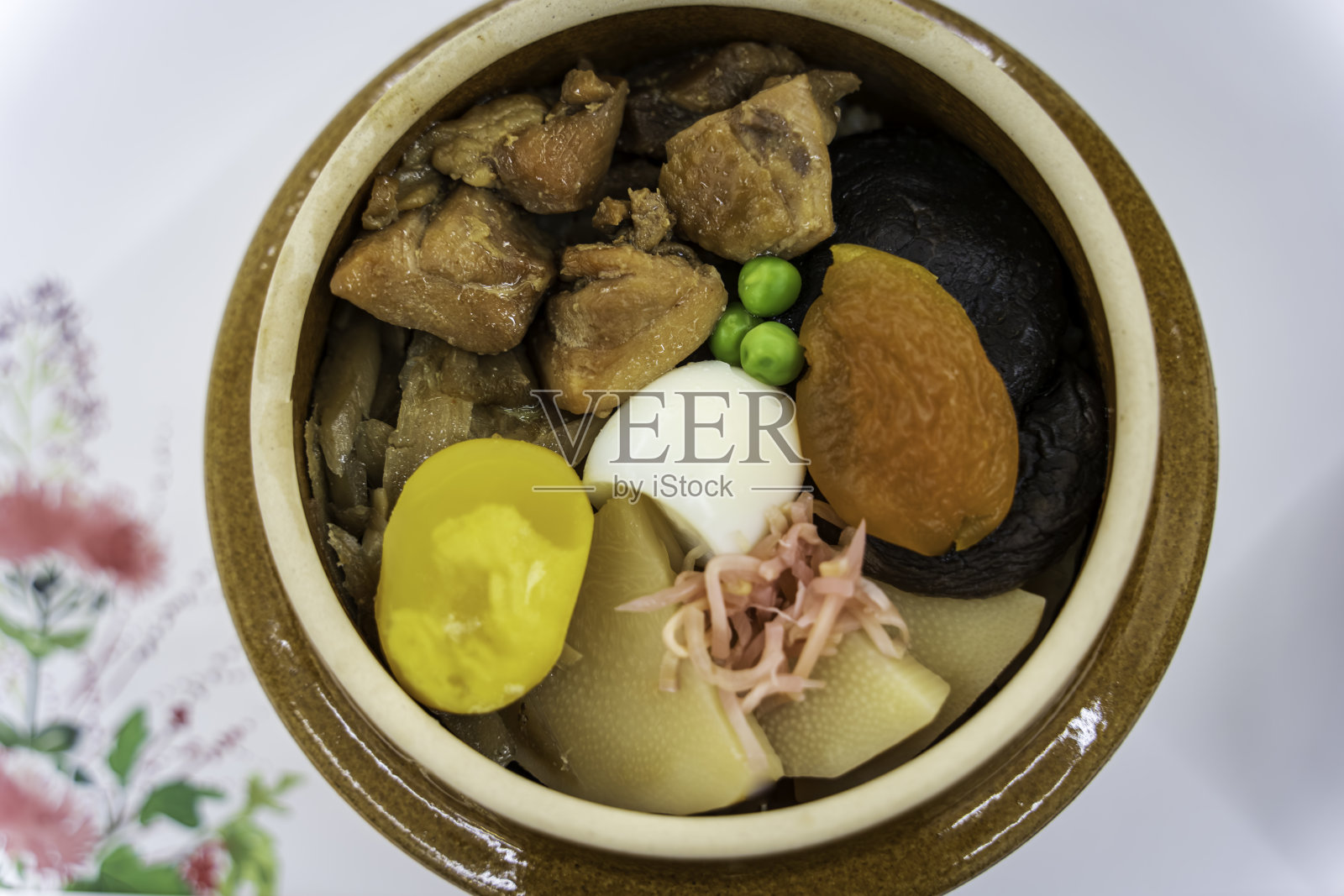 日本料理煮锅饭午餐kamameshi照片摄影图片