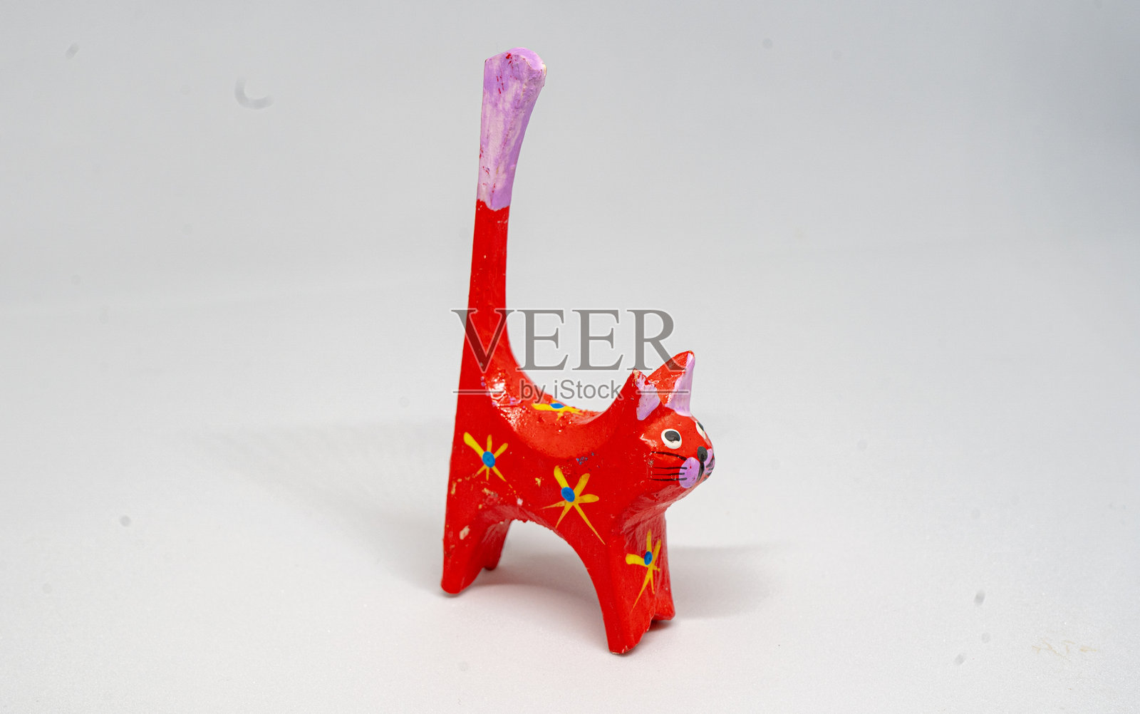 各种背景上的彩色木制猫玩具 - 红色、蓝色、黄色 - 小型装饰品照片摄影图片