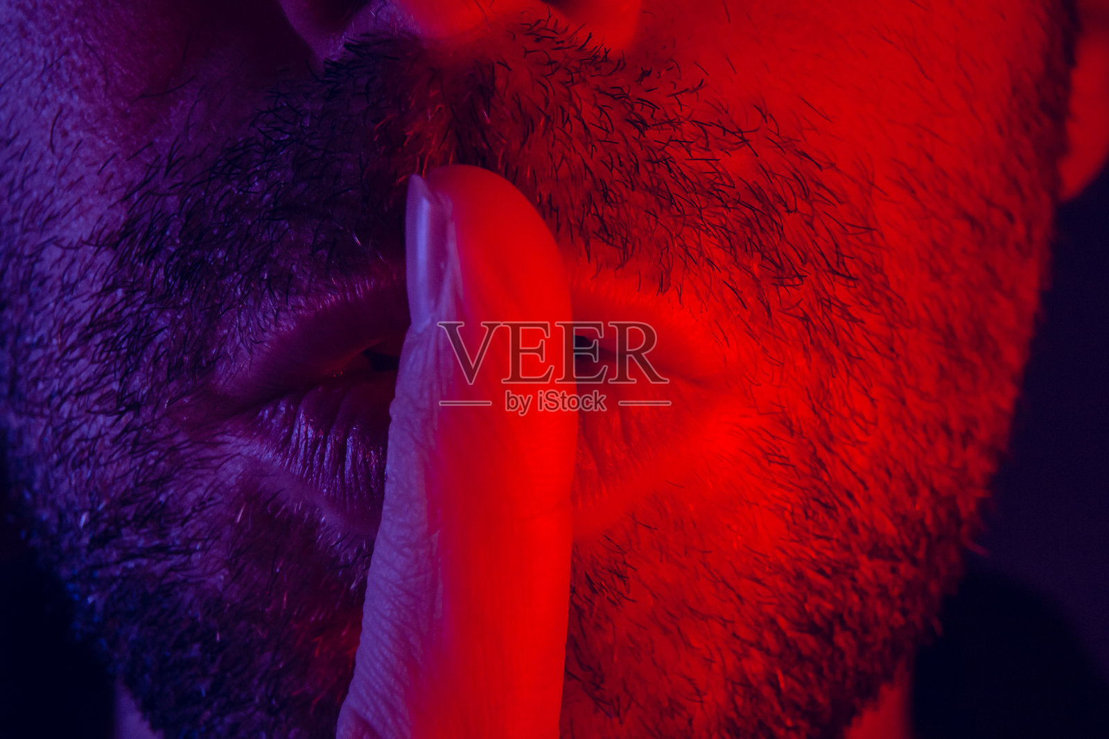 手指放在嘴唇上的人的裁剪图像照片摄影图片