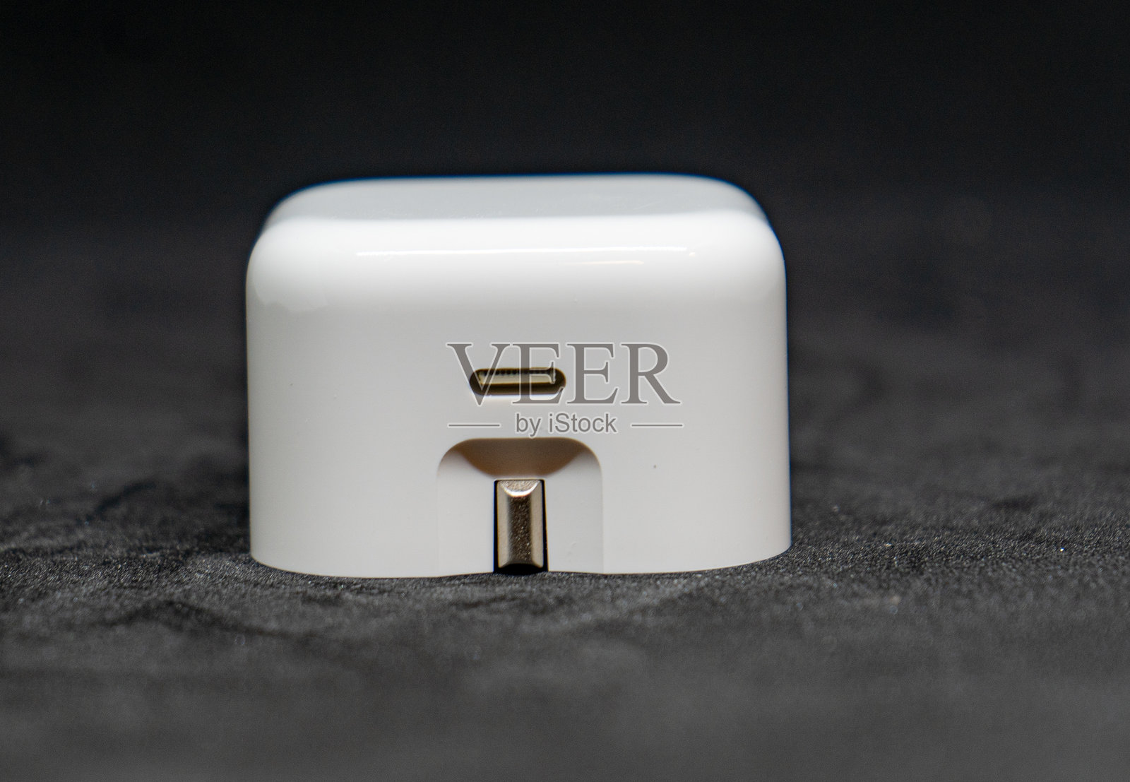 Type-C充电白色电源插头 - 紧凑高效设计照片摄影图片