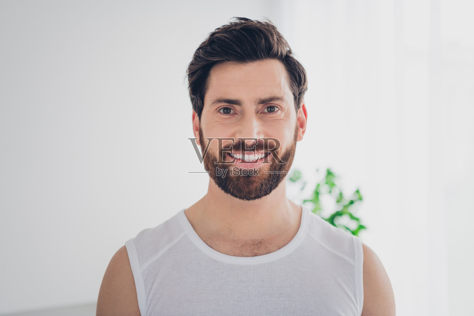 有吸引力的漂亮的运动强壮的大胡子男子的照片在室内的房子家庭体育馆日光照片摄影图片