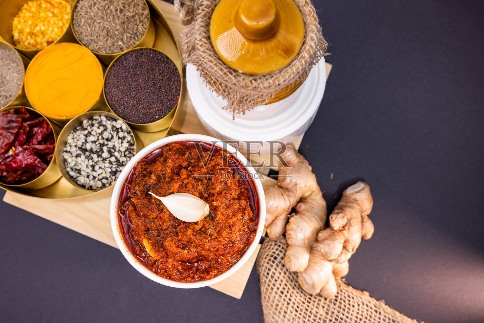 传统的印度陶瓷泡菜罐照片摄影图片