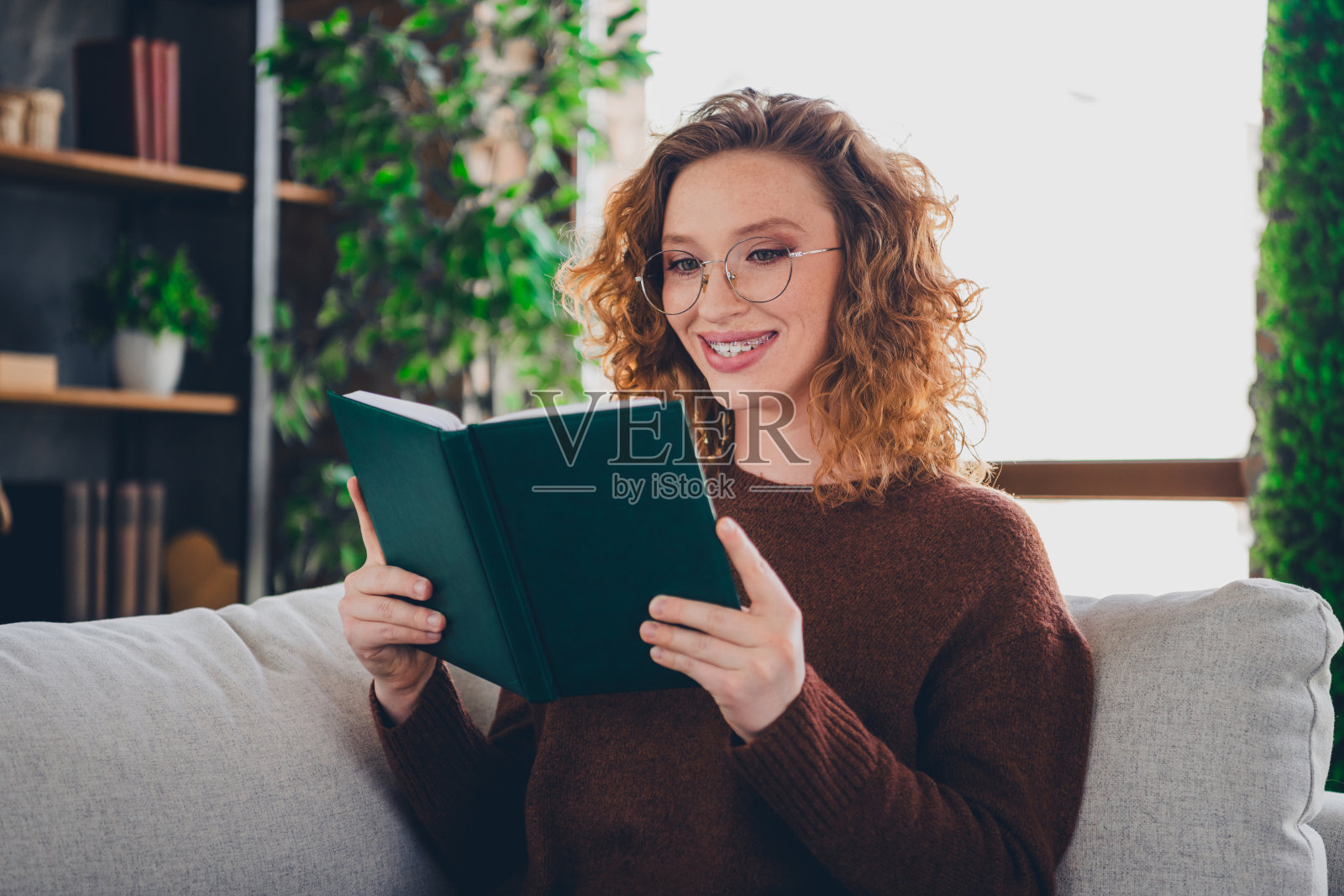 照片开朗可爱可爱的可爱的女人穿着时尚的衣服拿着规划师读文字在室内房子家里照片摄影图片