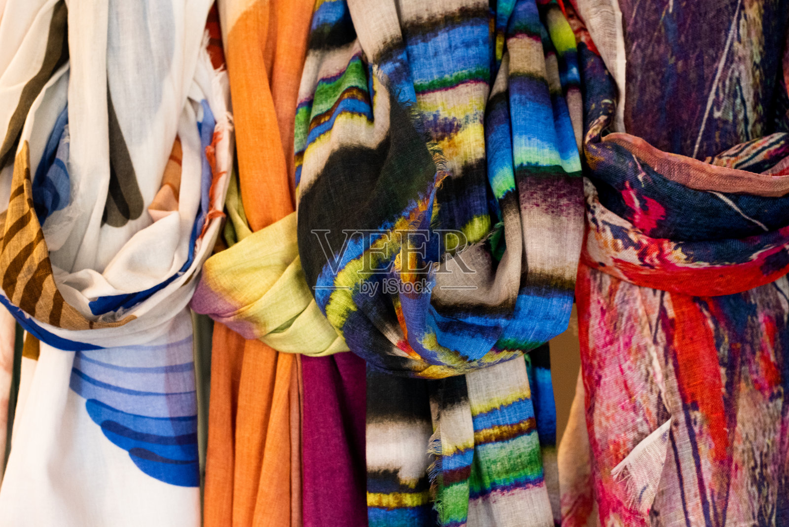 彩色羊毛印花女士冬季围巾照片摄影图片