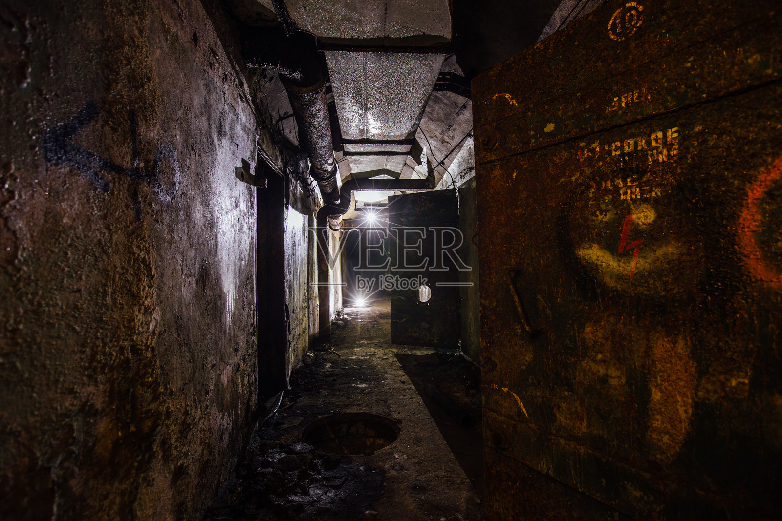 黑暗的苏联废弃地堡，冷战的回声照片摄影图片