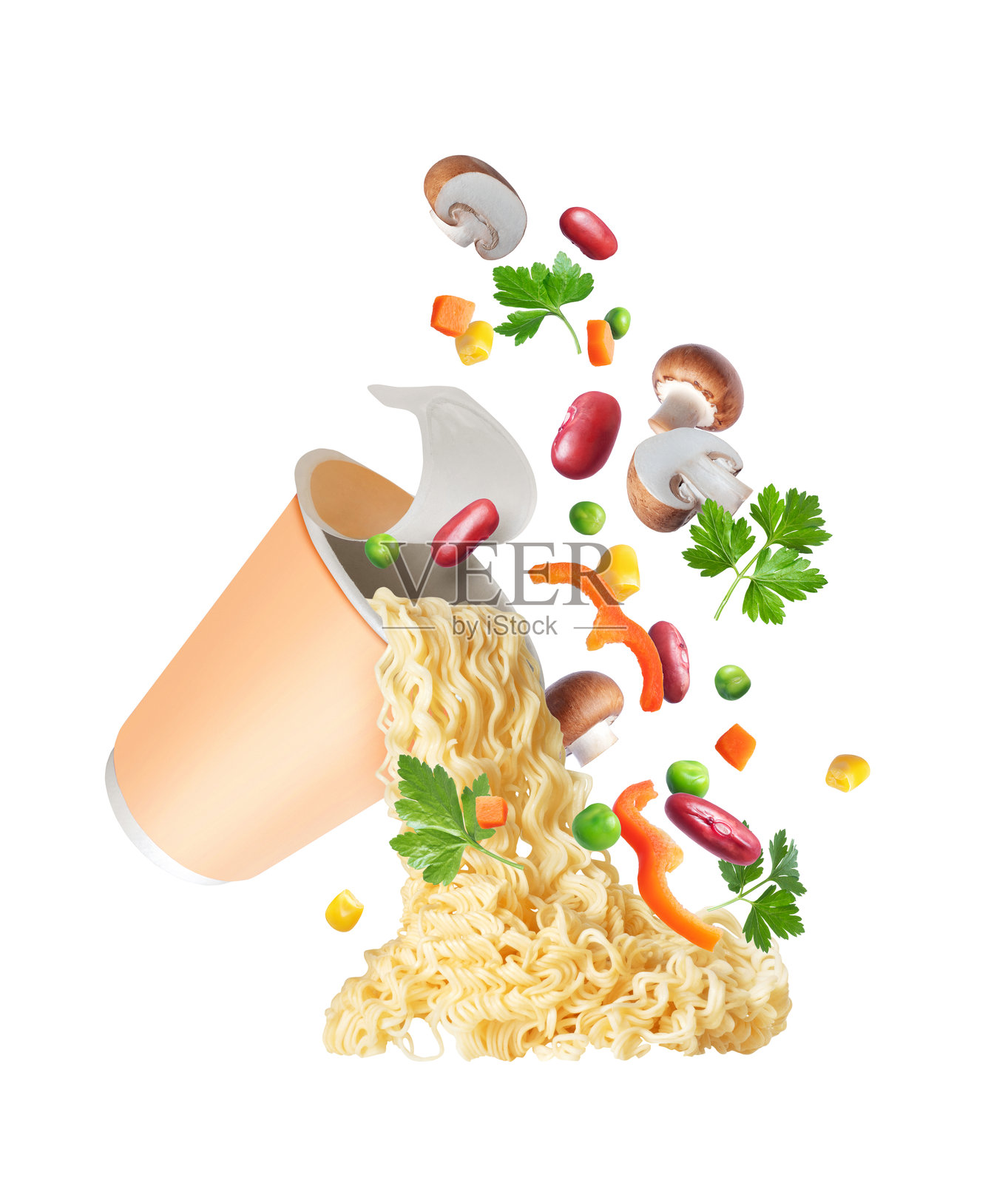 蔬菜方便面从白色背景的硬纸板杯中流出照片摄影图片