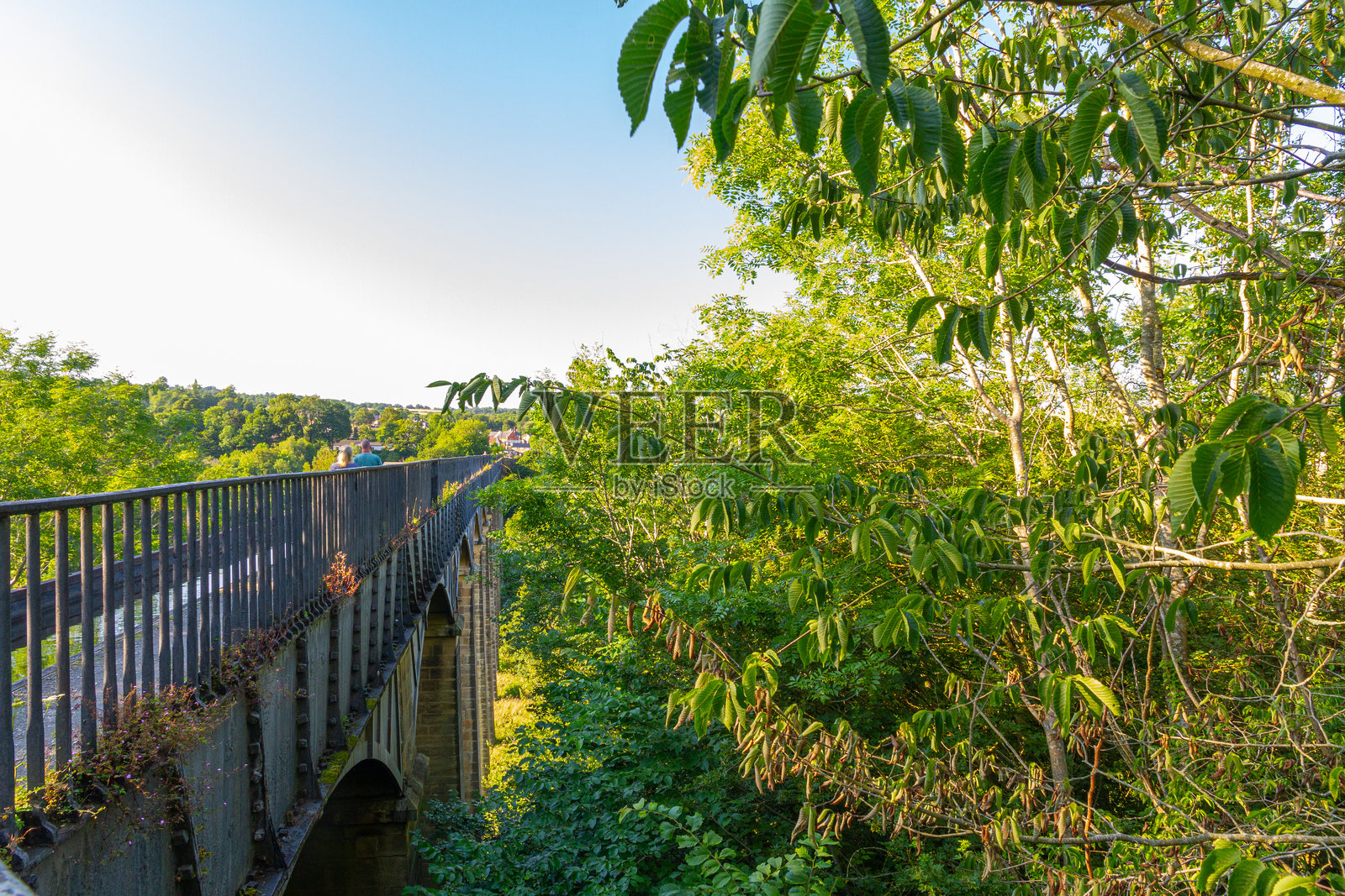 pontcysylte渡槽承载着迪伊河上的兰戈伦运河，景观。照片摄影图片