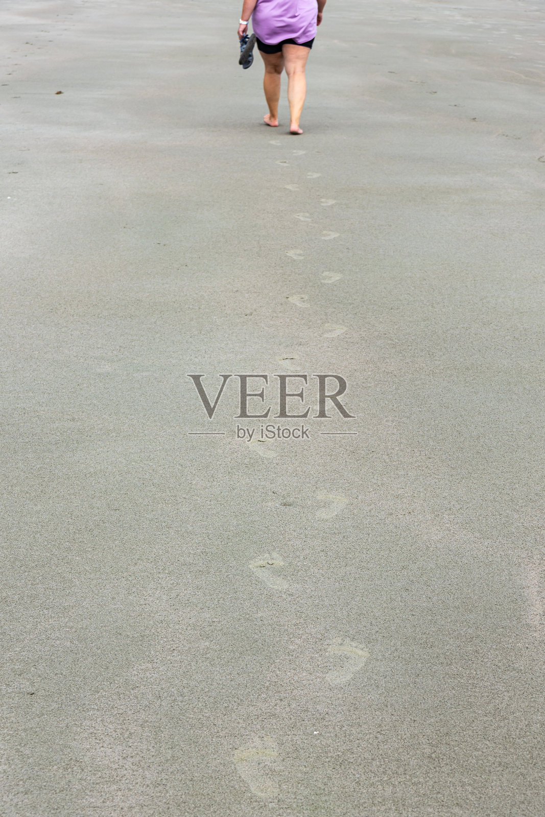 沙滩上的脚印特写照片摄影图片