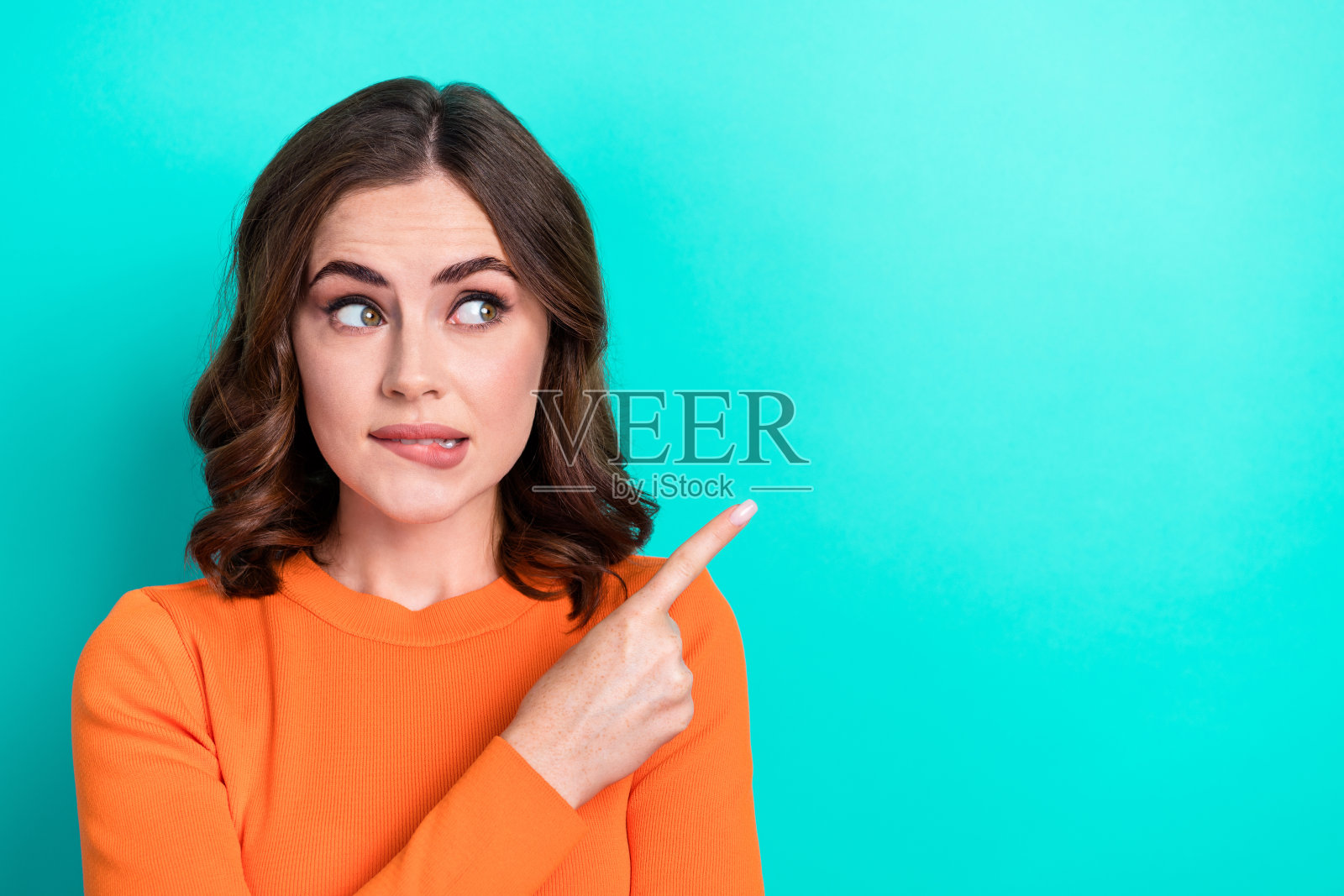 年轻紧张的女士的照片咬嘴唇紧张恐慌手指看着空白的坏消息麻烦发生孤立的青色背景照片摄影图片