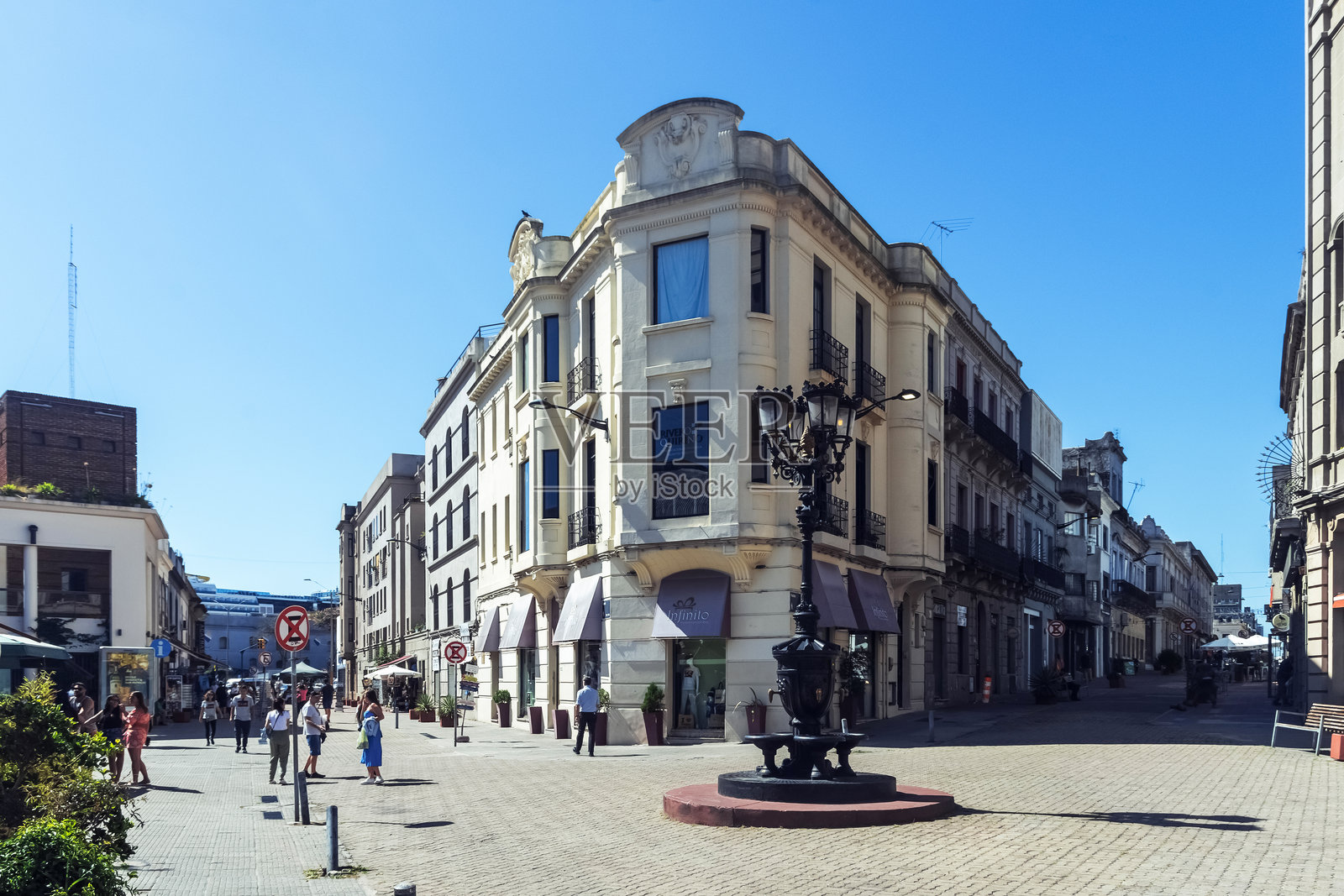 蓝色的天空突出了建筑美丽立面的细节，这是市中心街道上保存完好的建筑遗产。拉丁美洲，乌拉圭，蒙得维的亚，2023年3月27日照片摄影图片