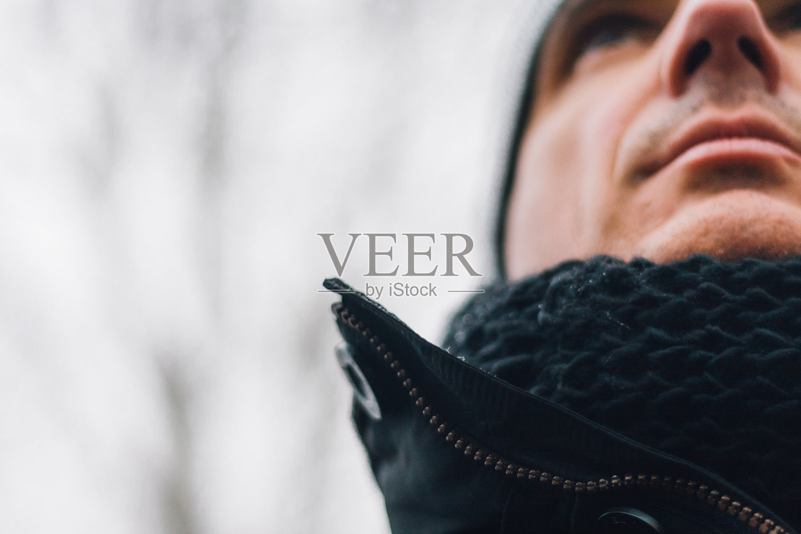 剪裁的男子戴围巾的形象照片摄影图片