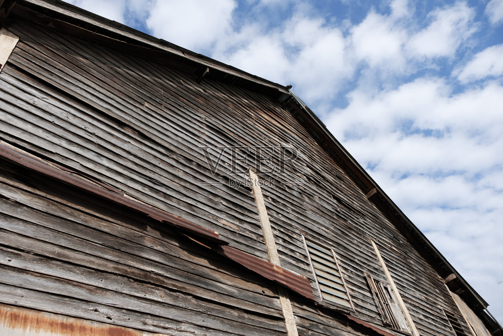 老木墙，亚洲老木墙的纹理与白天的天空。照片摄影图片