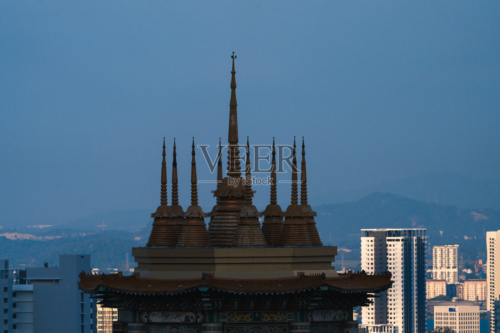 在克乐寺著名的观音楼顶部圆顶上的详细建筑特写。照片摄影图片