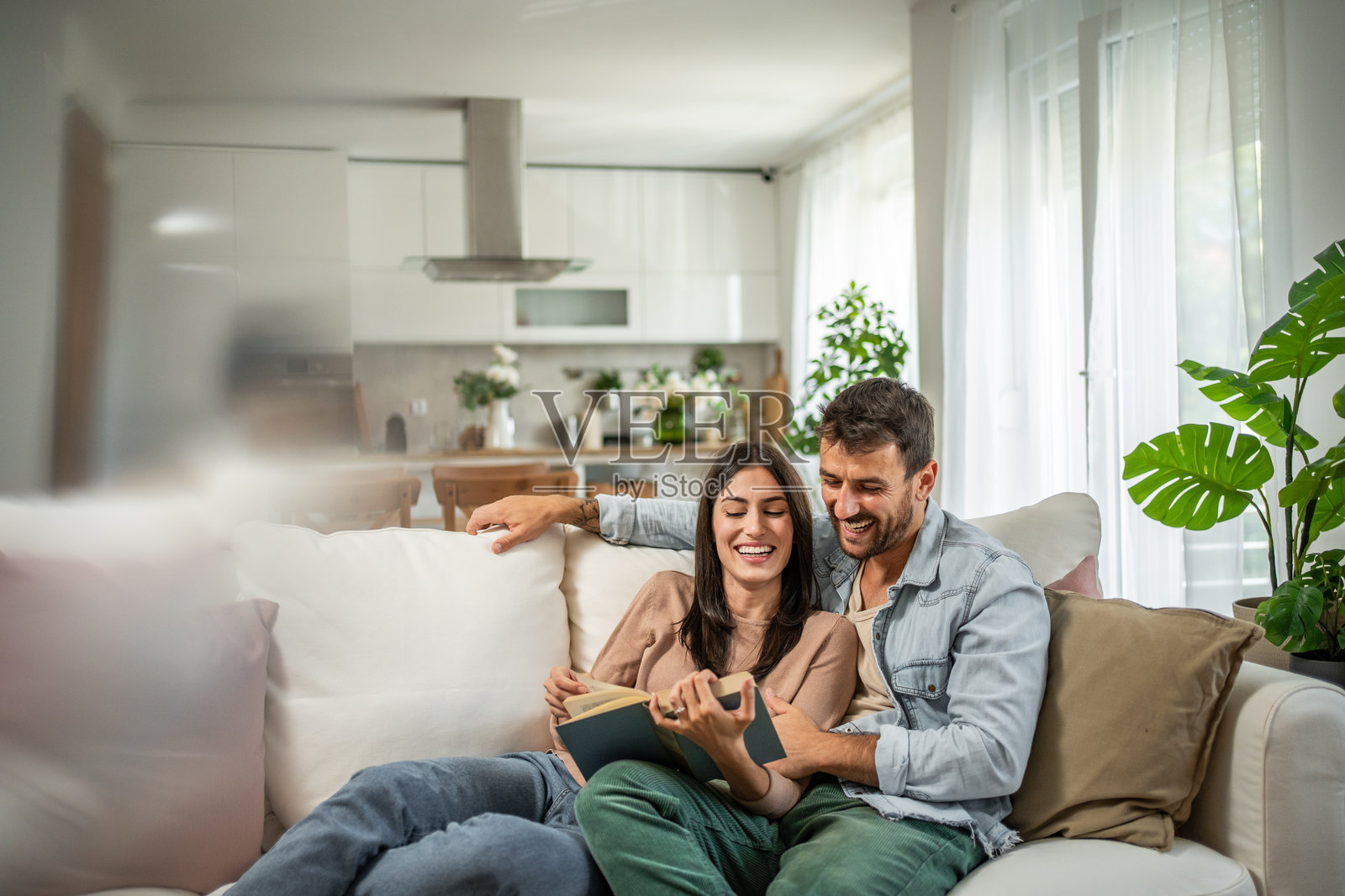 文学浪漫——一对沉浸在爱情和文学中的情侣照片摄影图片