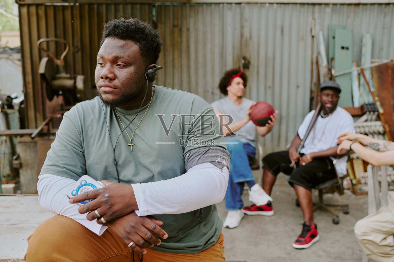 在后院听音乐的男人照片摄影图片