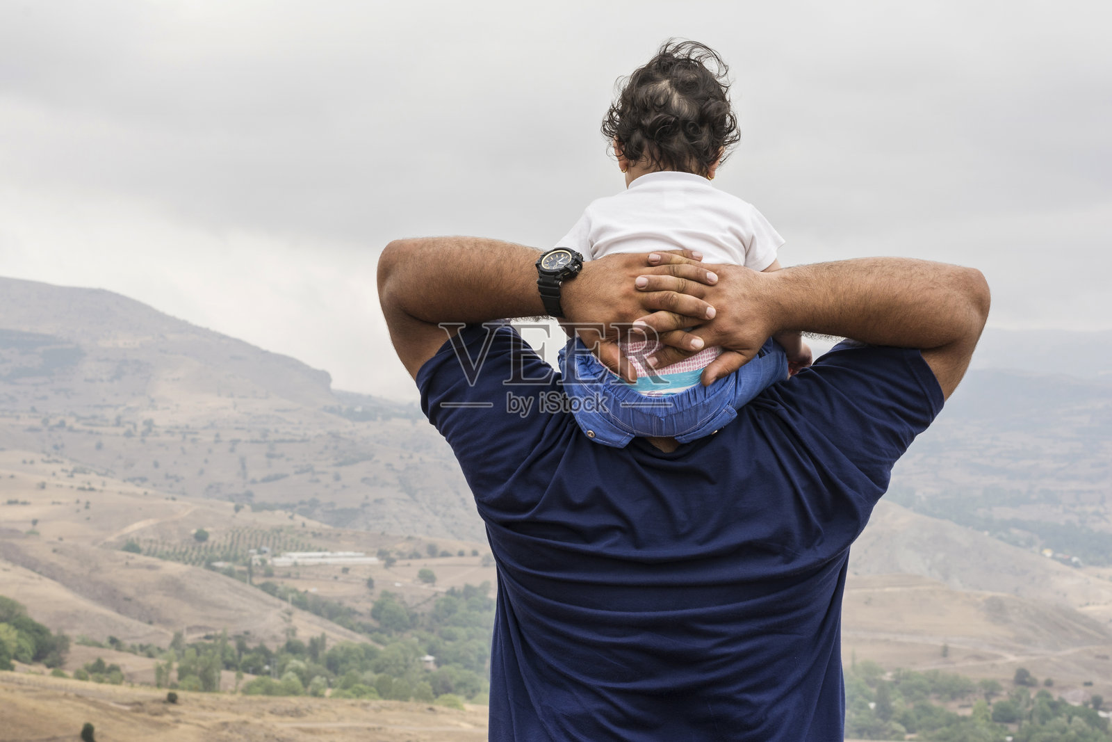 父亲背儿子背山后视图照片摄影图片