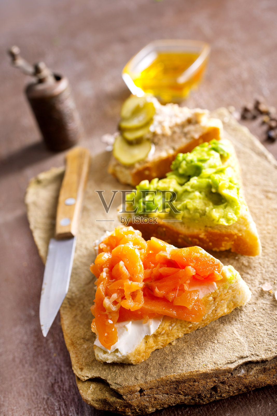 打开三明治，加鳄梨酱、鱼和金枪鱼照片摄影图片