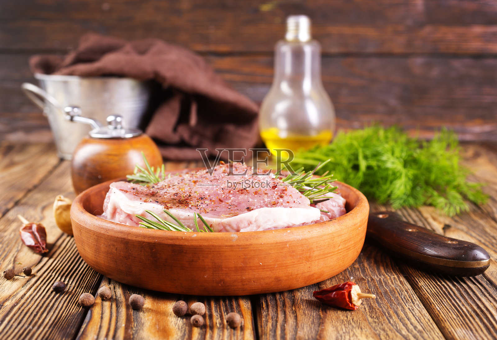 生牛排的香味，香料和盐照片摄影图片