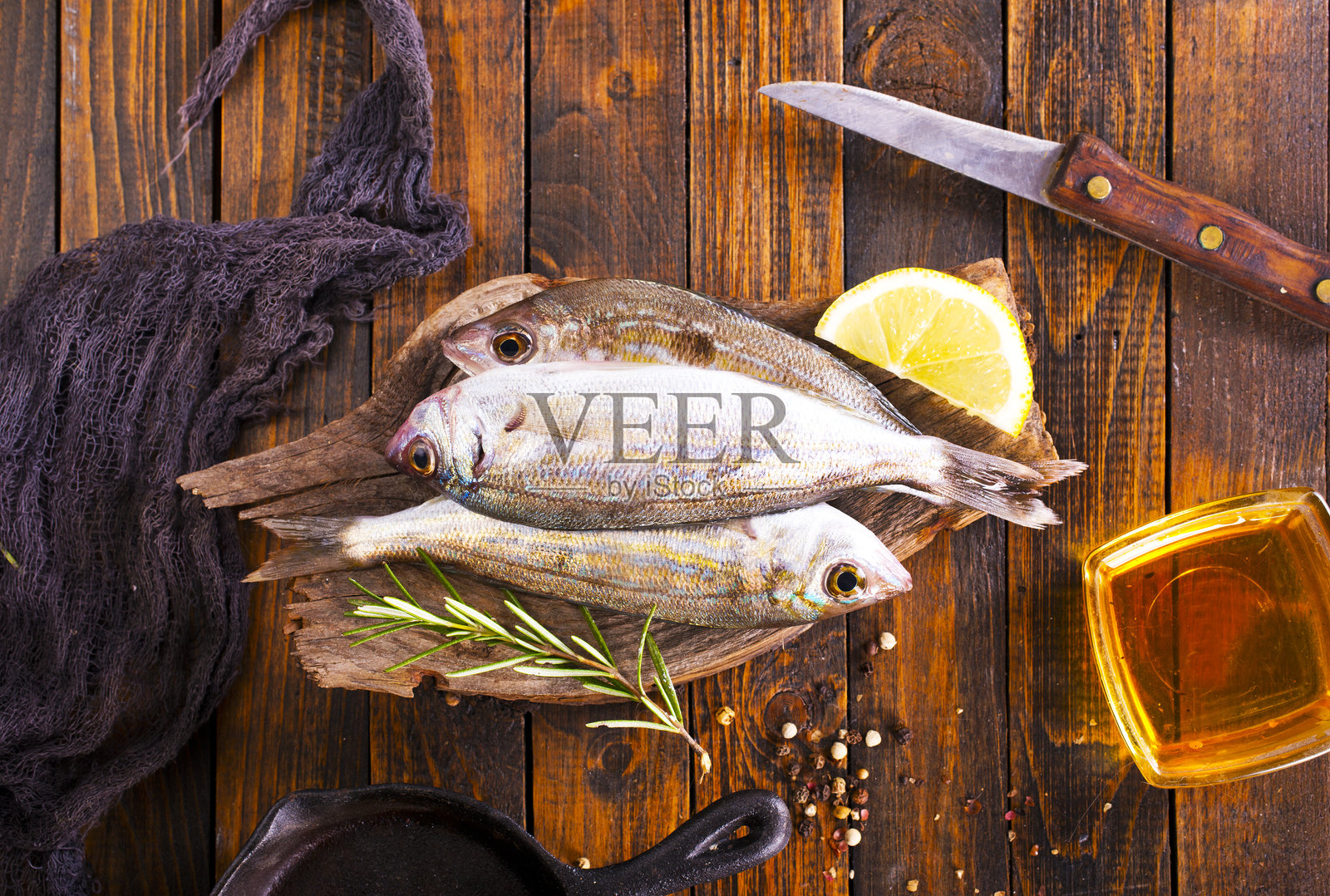 加盐和香料的生鱼照片摄影图片