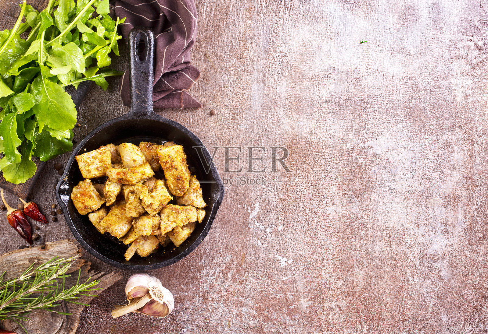 在锅里加香料炒肉照片摄影图片