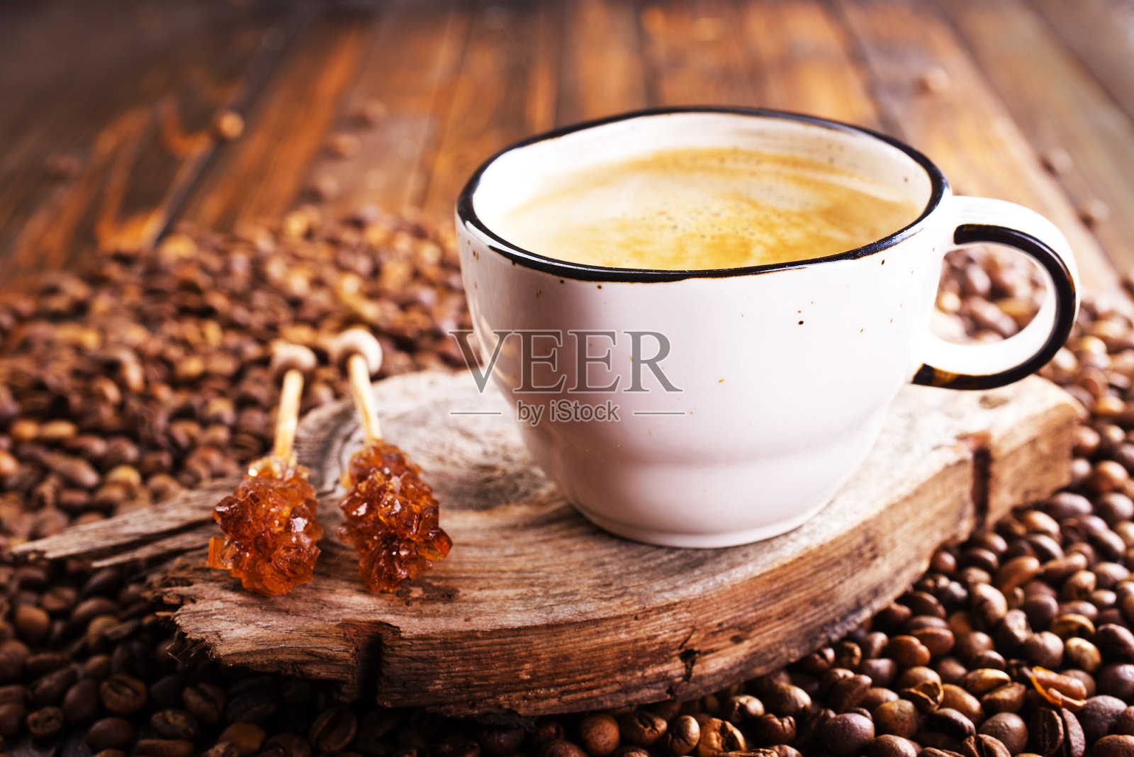 木背景上的一杯咖啡。照片摄影图片