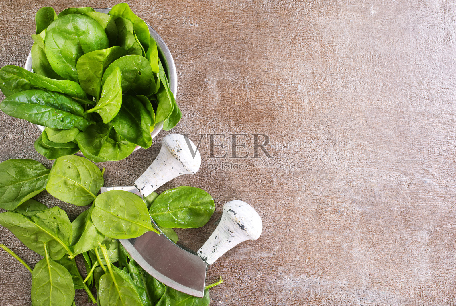 桌子上一堆小菠菜叶照片摄影图片